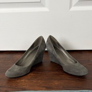 Bandolino Women's Classic Gray Wedges